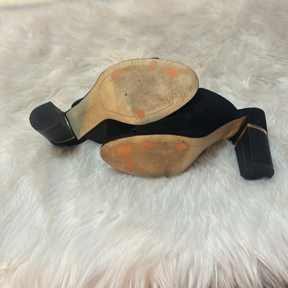 Woman’s Black TAHARI heels - Picture 3 of 4